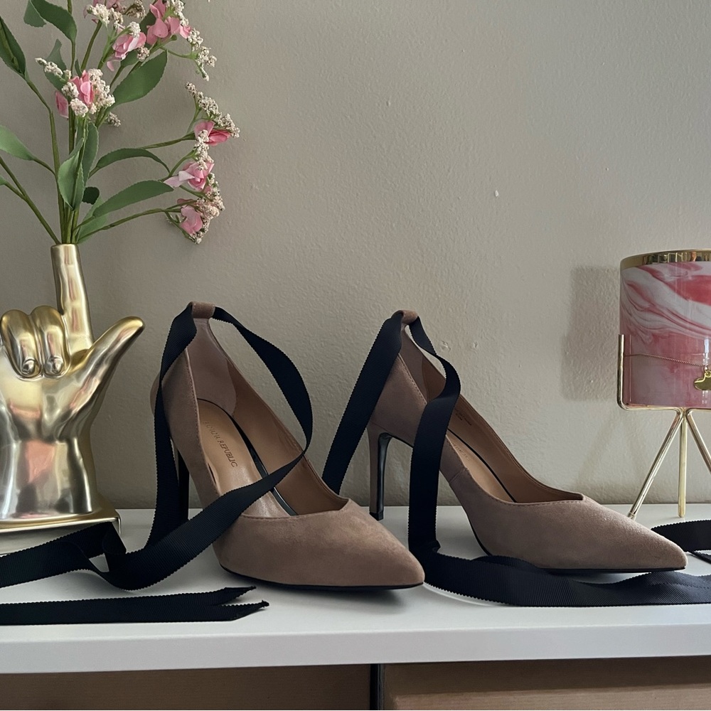 Banana Republic suede heels in gray